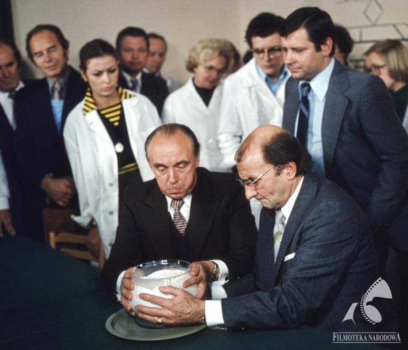 Kadr z filmu "Skradziona kolekcja", na podstawie powieści "Upiorny legat" Joanny Chmielewskiej, reżyseria: Jan Batory, 1979. Na zdjęciu: Elżbieta Starostecka i Izabella Dziarska, fot. fot. Studio Filmowe Kadr/Filmoteka Narodowa/www.fototeka.fn.org.pl